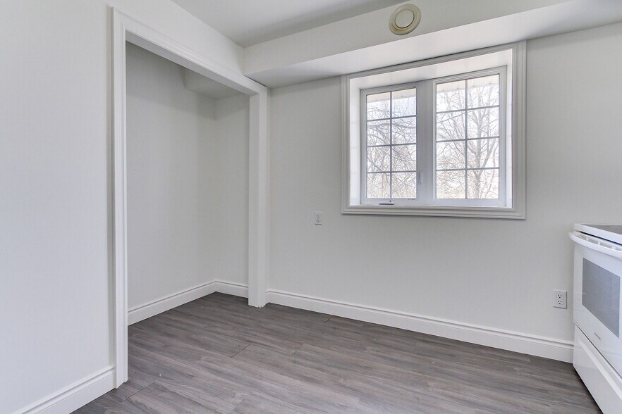 More Photos Of 395 Bay St W, Brock Office For Sale