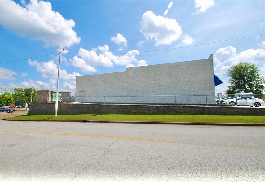 More Photos Of 2095-2103 S Highland Ave, Jackson Storefront Retail Office For Lease