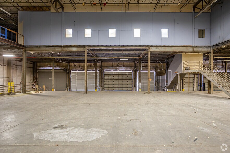 More Photos Of 1000 Elmwood Park Blvd, Elmwood Distribution For Lease