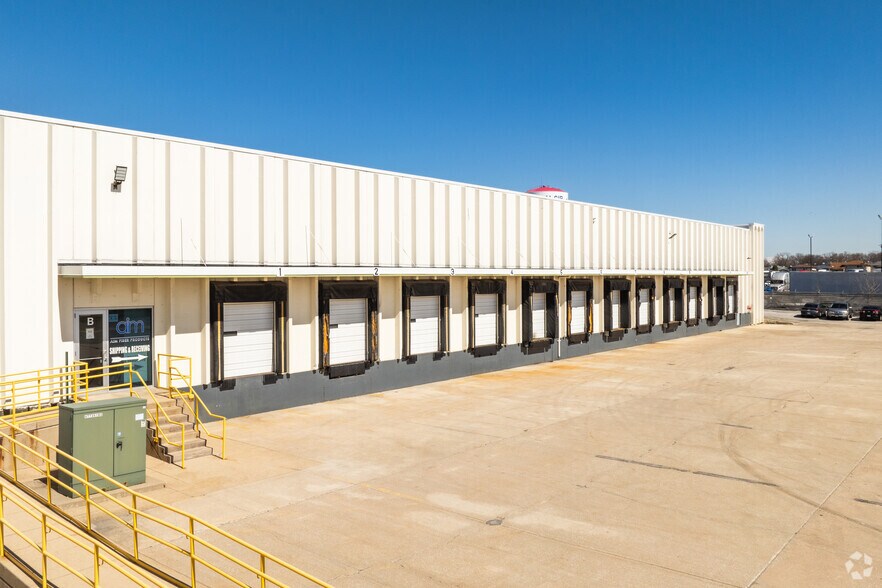 More Photos Of 11939 S Central Ave, Alsip Distribution For Lease