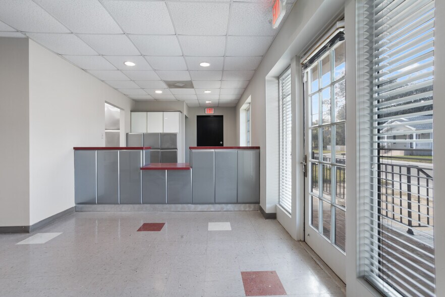 More Photos Of 282 Lameuse St, Biloxi Office For Sale