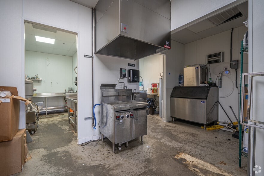 More Photos Of 4001 S Sam Houston Pky, Houston Storefront For Lease