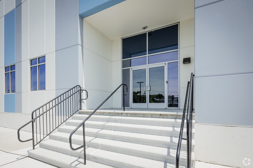 More Photos Of 1 Malcolm Ave, Teterboro Warehouse For Lease