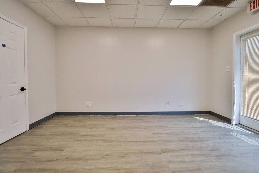 More Photos Of 4701-4731 W Midlothian Tpke, Crestwood Office For Sale