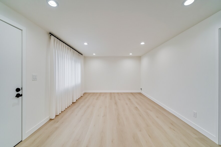 More Photos Of 113 N Grand Oaks Ave, Pasadena Apartments For Sale