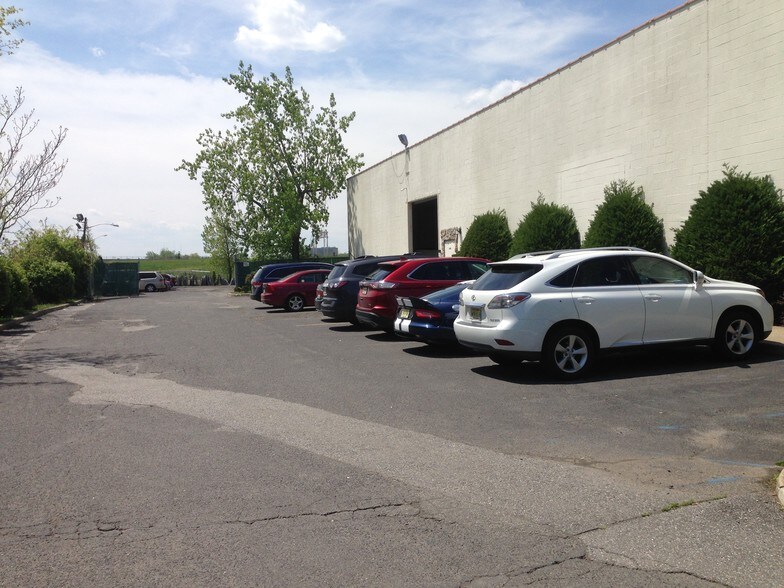 More Photos Of 890 Paterson Plank Rd, East Rutherford Manufacturing For Lease