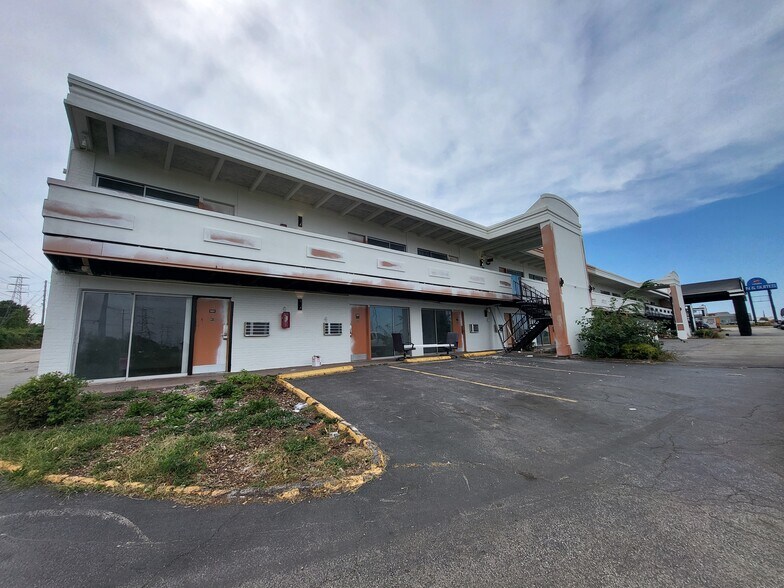 More Photos Of 7350 N Hanley Rd, Hazelwood Hotel For Sale