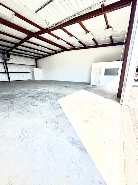 More Photos Of 655-600 Riley Fuzzel Rd, Spring Warehouse For Lease