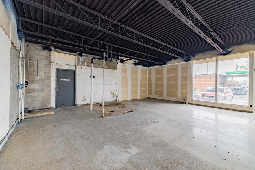 More Photos Of 13630 W Eight Mile Rd, Oak Park Freestanding For Sale