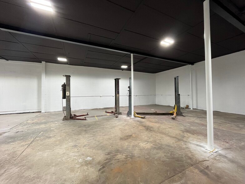 More Photos Of 3308 Rozzelles Ferry Rd, Charlotte Warehouse For Sale