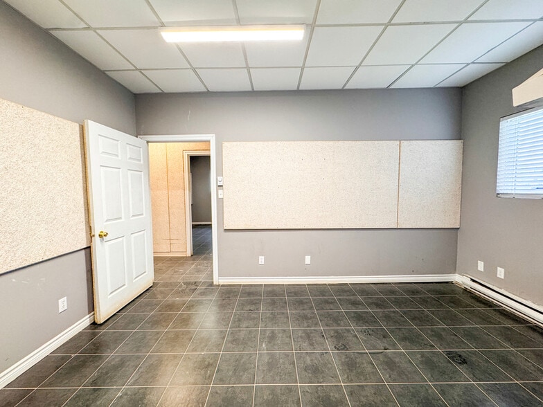 More Photos Of 511 Ferdinand Blvd, Dieppe Showroom For Lease
