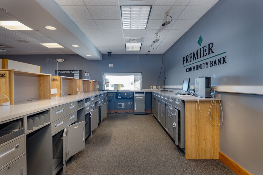 More Photos Of 927 E Main St, Winneconne Office For Sale