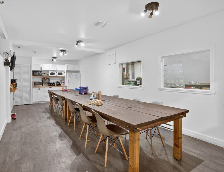 More Photos Of 40 Rue John-F.-Kennedy, Saint-Jérôme Warehouse For Sale