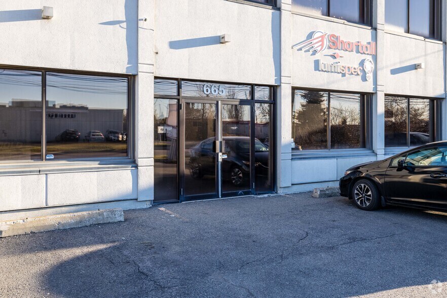 More Photos Of 665 Montée de Liesse, Montréal Warehouse For Lease