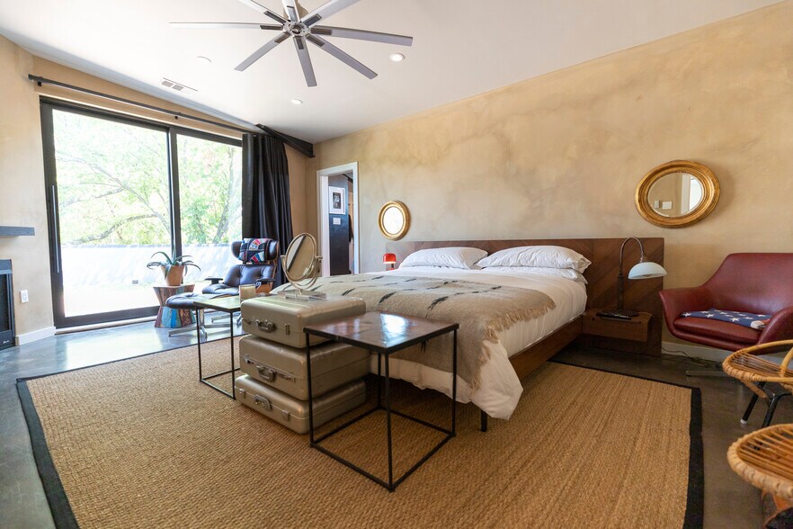 More Photos Of 4770 Iberia Ave, Dallas Showroom For Sale