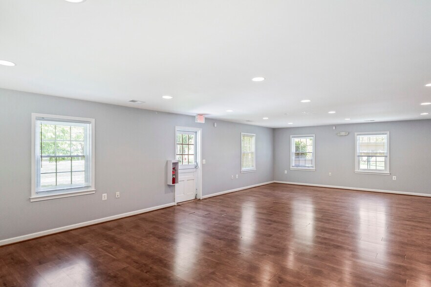More Photos Of 601 Catoctin Cir NE, Leesburg Specialty For Lease