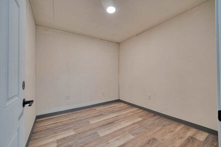 More Photos Of 517 Delia Dr, Longview Warehouse For Lease