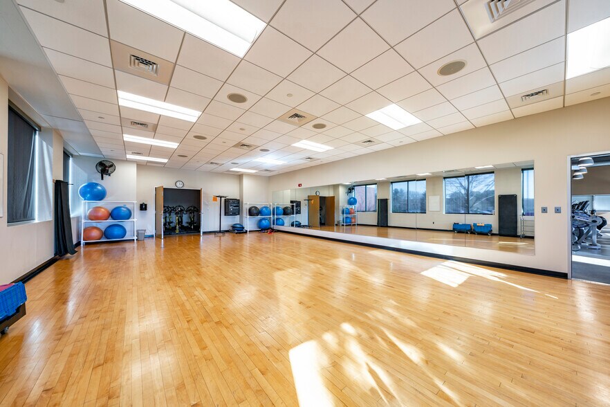 More Photos Of 1 Griffin Rd N, Windsor Office For Sale