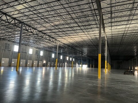 More Photos Of 9950 28th St N, Pinellas Park Distribution For Lease