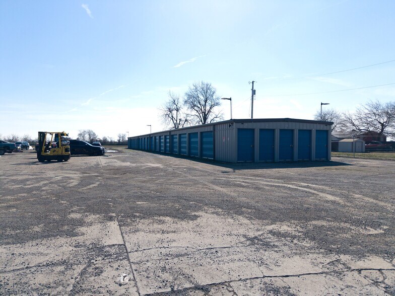 More Photos Of 739 S Walnut St, Steele Self Storage For Sale