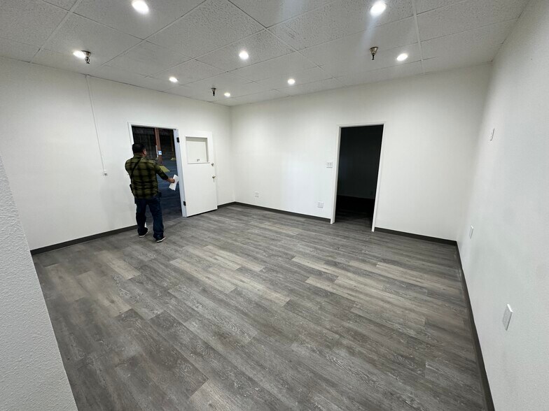 More Photos Of 5600 Rickenbacker Rd, Bell Warehouse For Lease