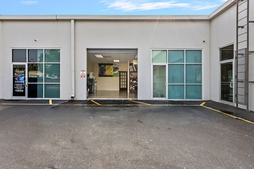 More Photos Of 7901 Kingspointe Pky, Orlando Showroom For Sale