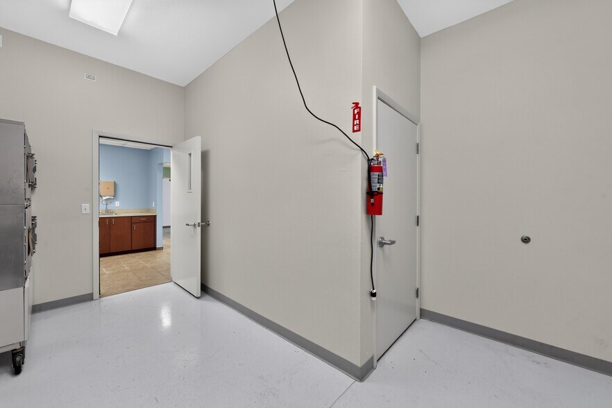 More Photos Of 2555 Pinellas Point Dr S, Saint Petersburg Veterinarian Kennel For Lease