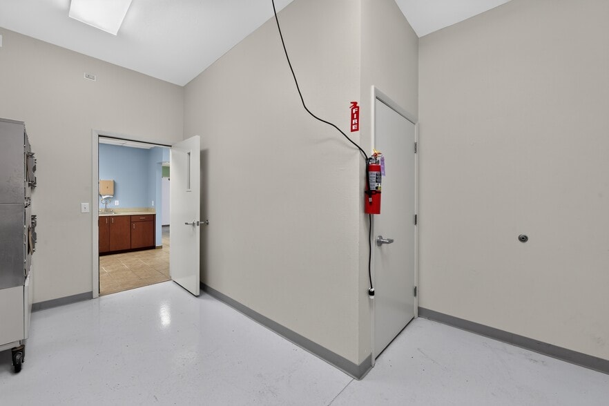 More Photos Of 2555 Pinellas Point Dr S, Saint Petersburg Veterinarian Kennel For Sale