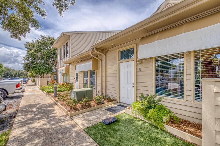 More Photos Of 913 Gulf Breeze Pky, Gulf Breeze General Retail For Sale