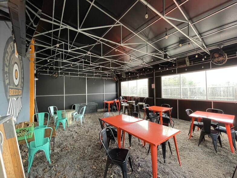 More Photos Of 1003 N Evergreen Ave, Woodbury Restaurant For Sale