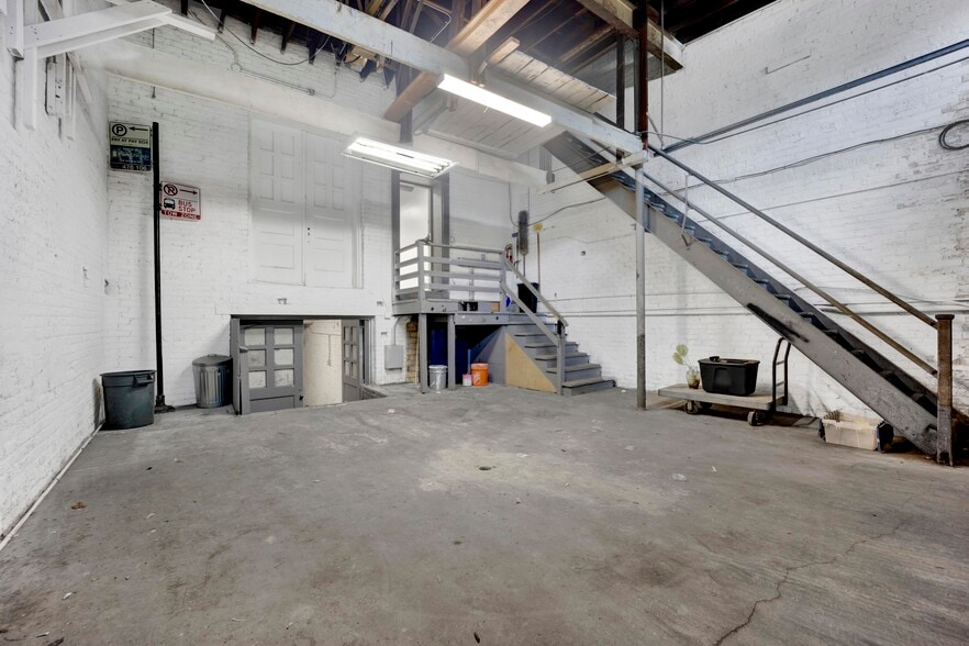 More Photos Of 7055 N Clark St, Chicago Storefront Retail Residential For Lease