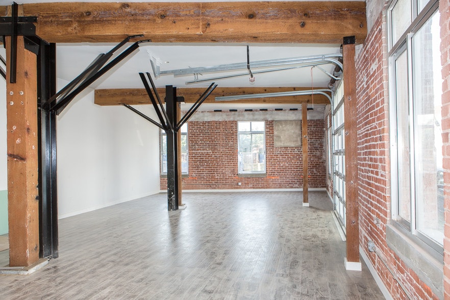 More Photos Of 2079 E 15th St, Los Angeles Flex For Lease