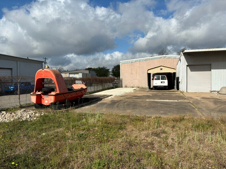 More Photos Of 5734 Heffernan St, Houston Warehouse For Lease