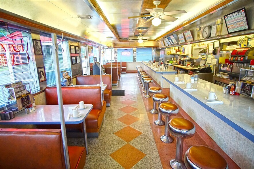 More Photos Of 950 Bay St, Springfield Restaurant For Sale