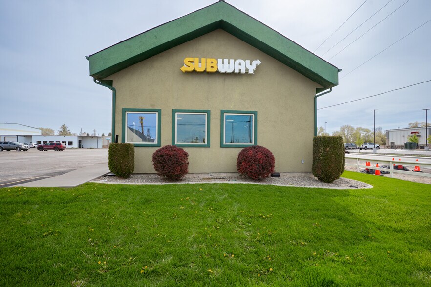 Primary Photo Of 571 S Idaho St, Wendell Fast Food For Sale