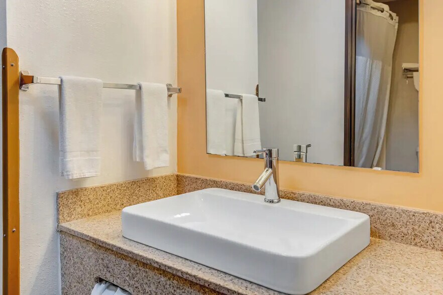 More Photos Of 800 Senate Ave, Red Oak Hotel For Sale