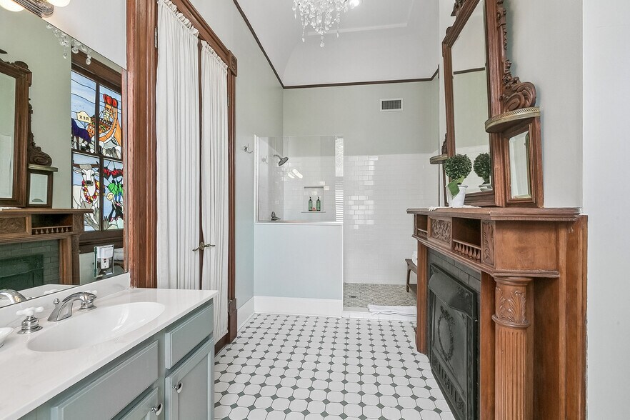 More Photos Of 2727 Saint Charles Ave, New Orleans General Retail For Sale