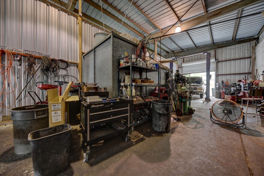 More Photos Of 307 E Alamo St, Brenham Auto Repair For Sale