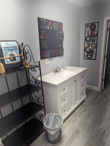 More Photos Of 8411 N Interstate 35, Austin Office For Lease