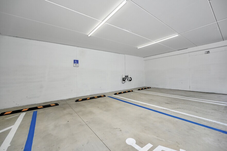 More Photos Of 221 NE 67th St, Miami Warehouse For Sale