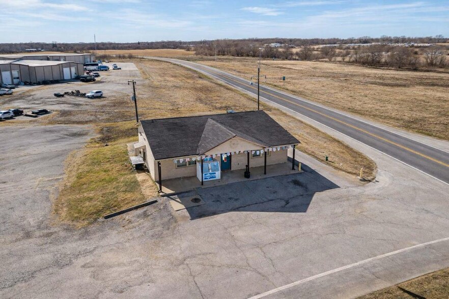 More Photos Of 809 Lester Ln, Rogers General Retail For Sale