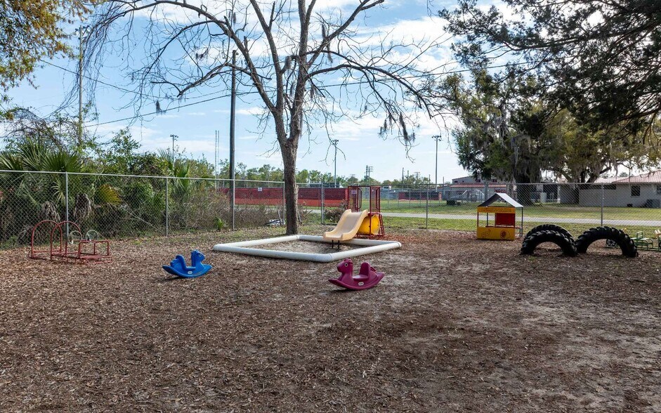 More Photos Of 311 NE Crawford St, Mayo Office For Sale