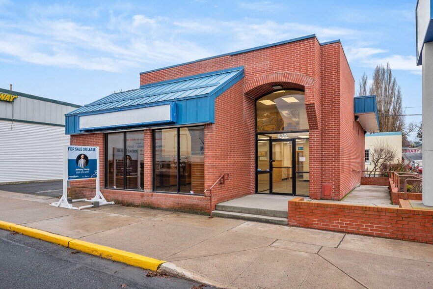 Primary Photo Of 639 Morgan St, Davenport Bank For Lease