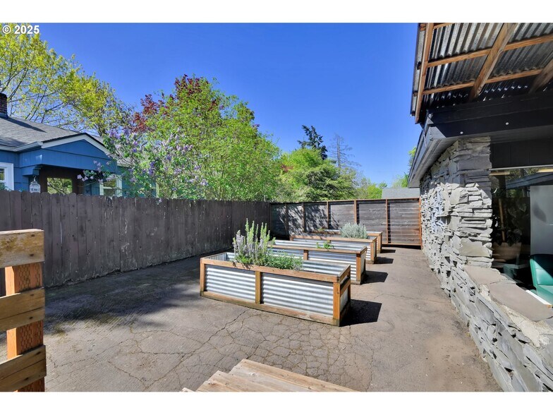 More Photos Of 1413 Charnelton St, Eugene Office For Sale