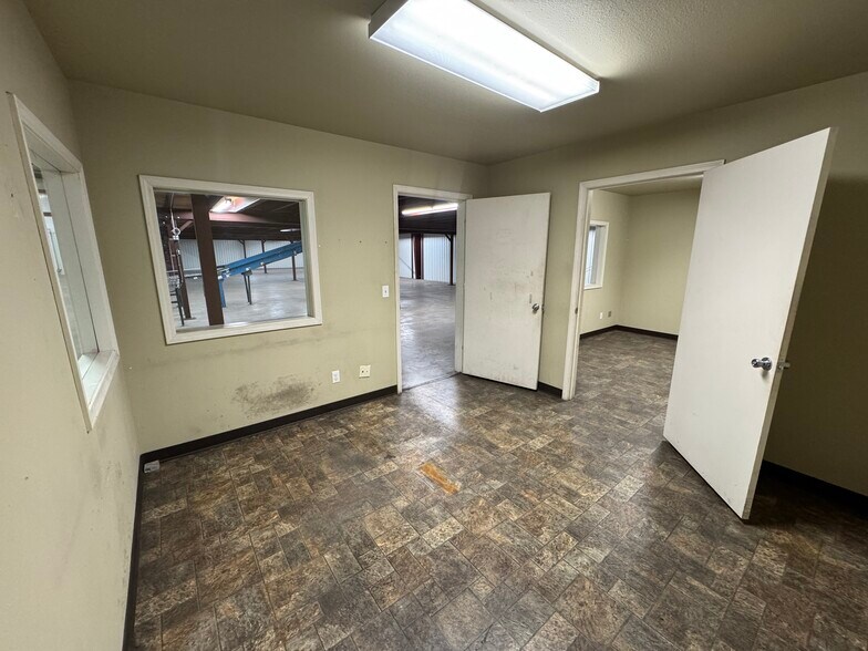 More Photos Of 130 E 9th St, Ada Warehouse For Lease