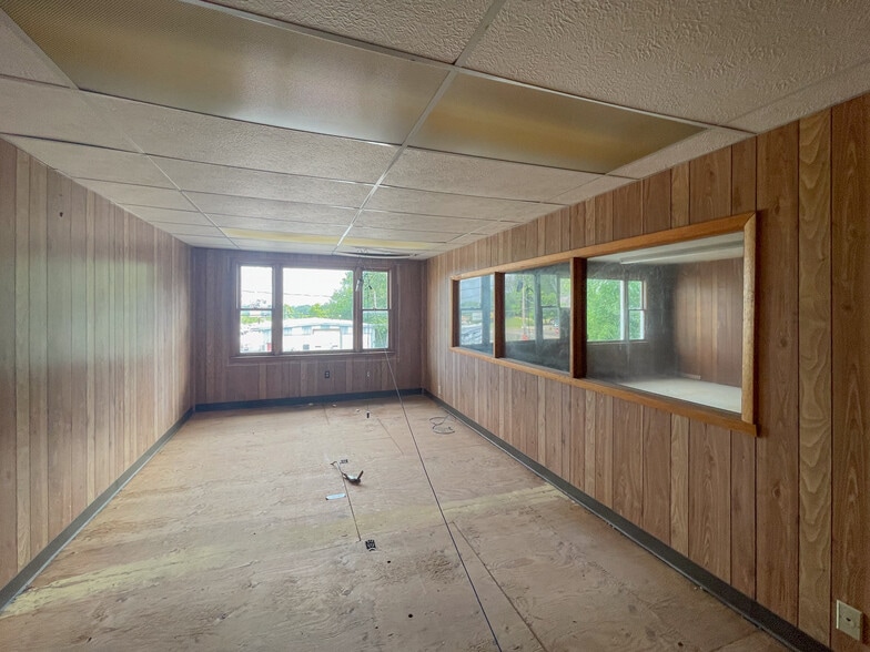 More Photos Of 2303 SE 14th St, Des Moines Warehouse For Lease