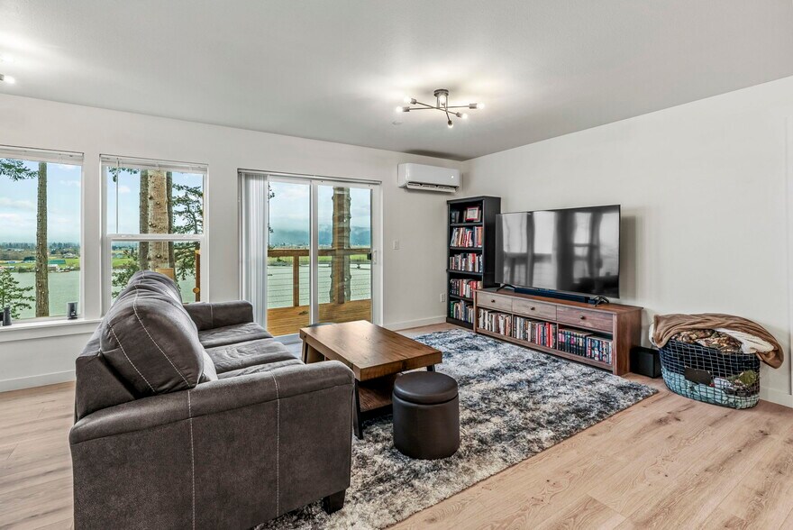 More Photos Of 572 Columbia St, Cathlamet Apartments For Sale