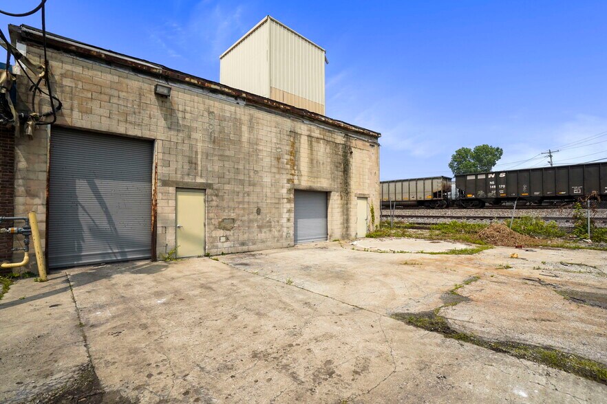 More Photos Of 1840 Progress Ave, Columbus Manufacturing For Sale
