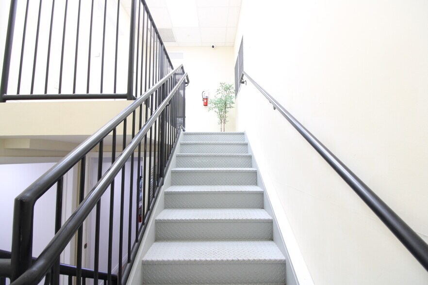 More Photos Of 8205-8225 NW 30th Ter, Doral Warehouse For Lease