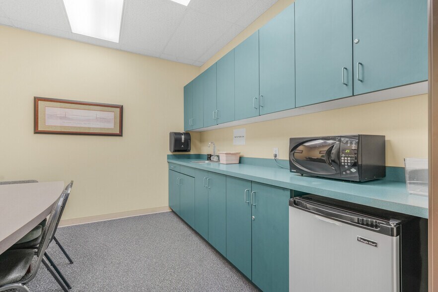 More Photos Of 9407 NE Vancouver Mall Dr, Vancouver Medical For Sale